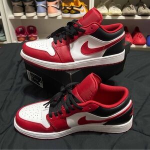 Air Jordan 1 Low 'Reverse
Black Toe' size 9.5
